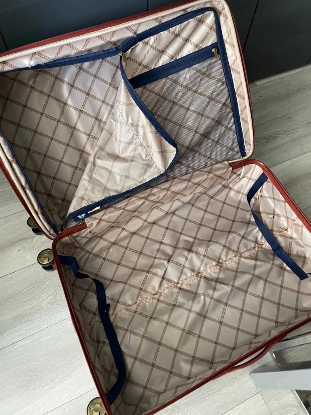 Dockers Large 30” Blue & Brown Hardshell Suitcase image indicator(5)