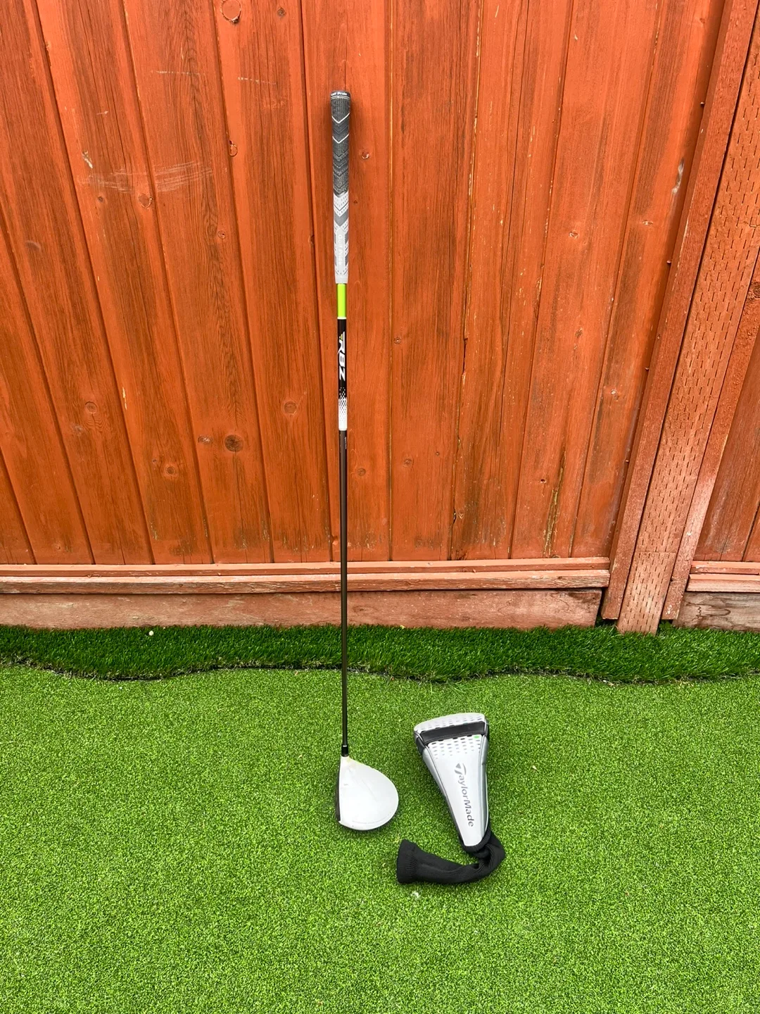 TaylorMade RBZ Left Hand Driver 10.5 and head Cover thumbnail