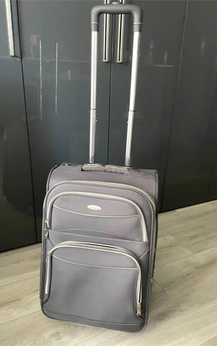 Samsonite Grey Carry-On Suitcase thumbnail