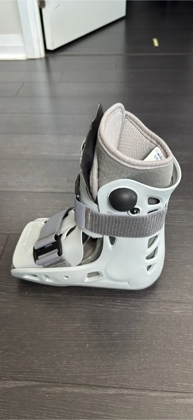 DJO AirCast Walking Boot - Medium image indicator(3)