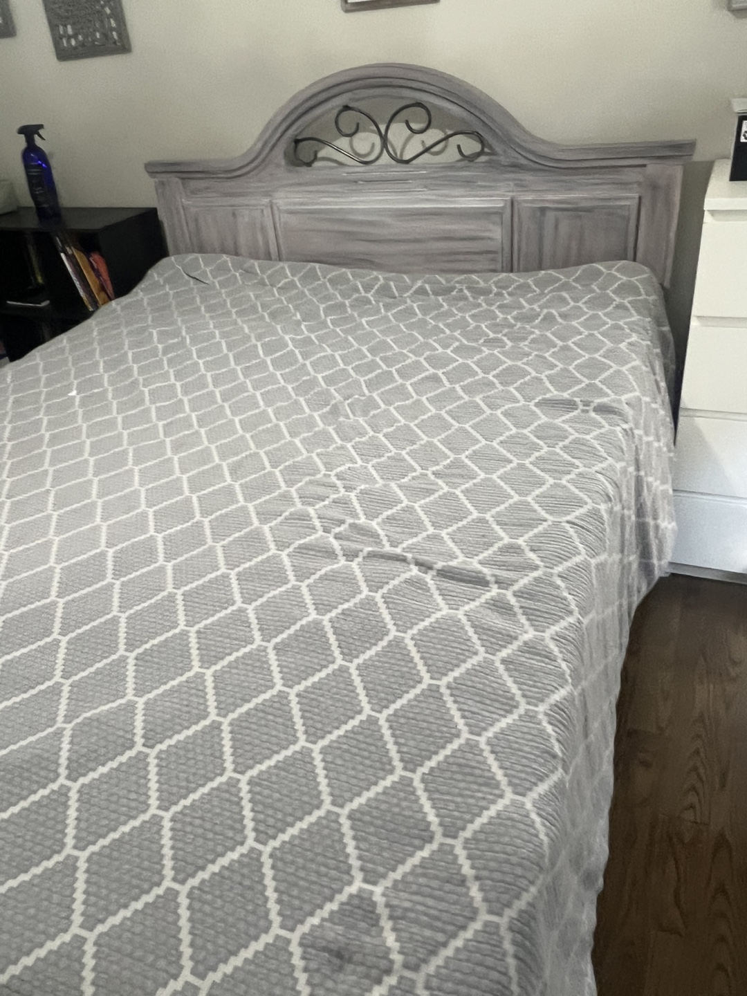 Queen bed frame - photo 2