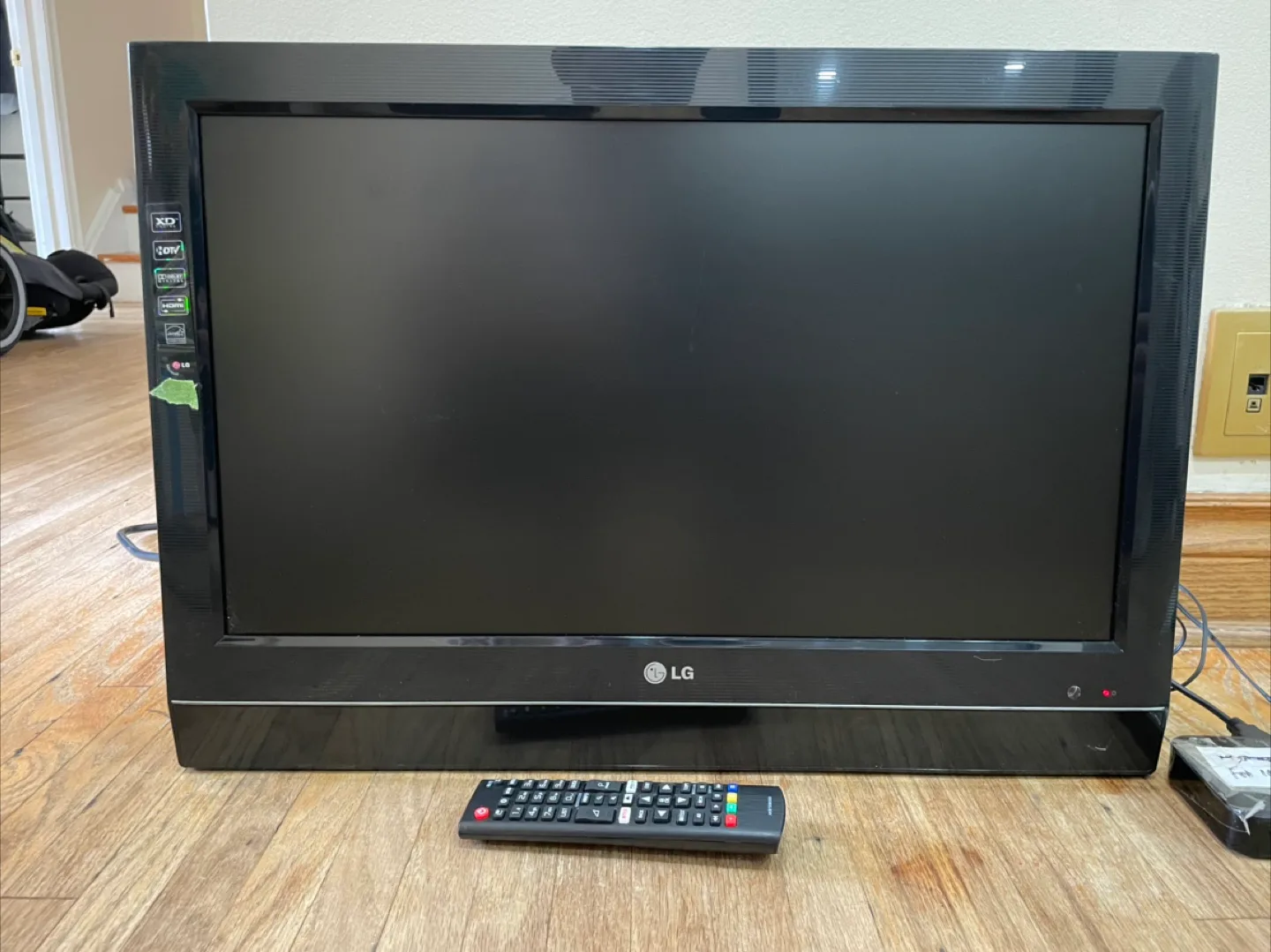 Tv LG 23” with remote thumbnail