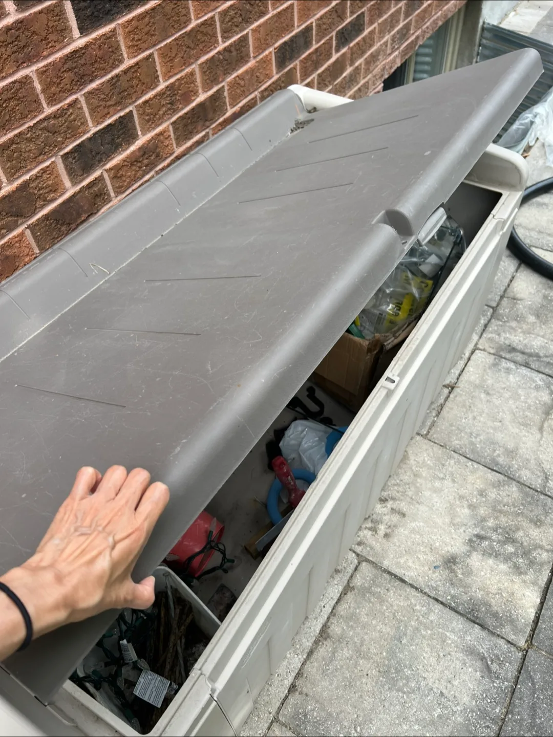 Suncast Extra Large Deck Box - Beige/Grey image indicator(2)