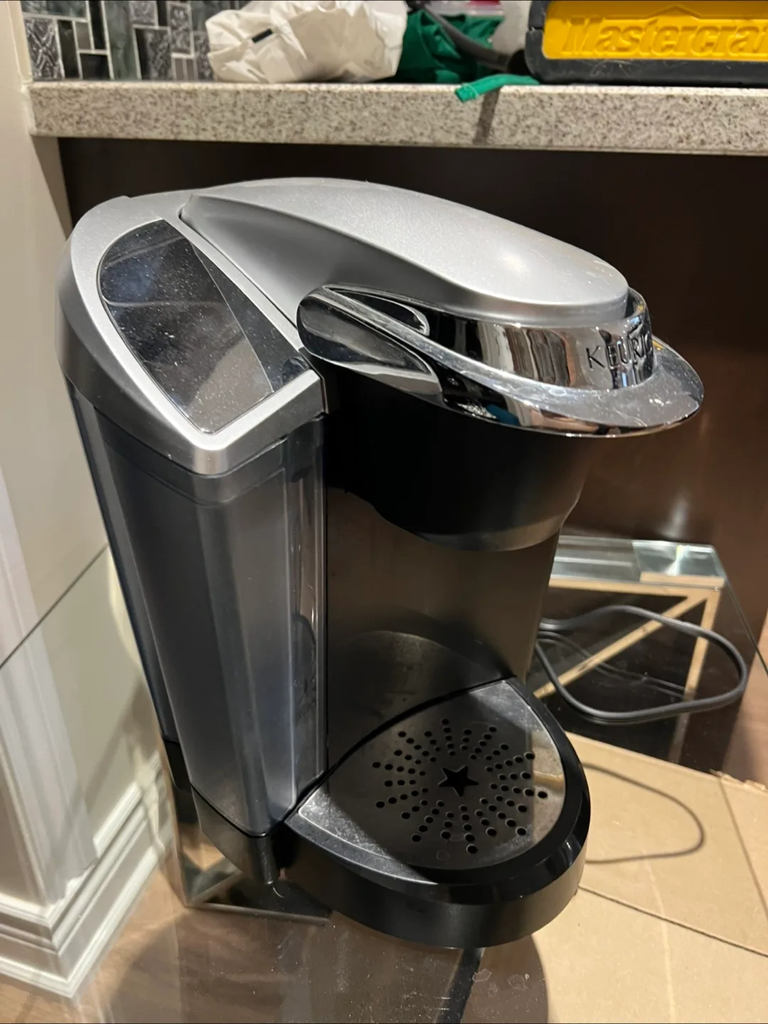 Keurig Coffee Maker (needs descaling) image indicator(2)