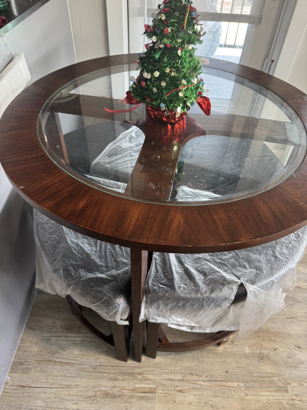 Round glass coffee table with four chair - photo 2