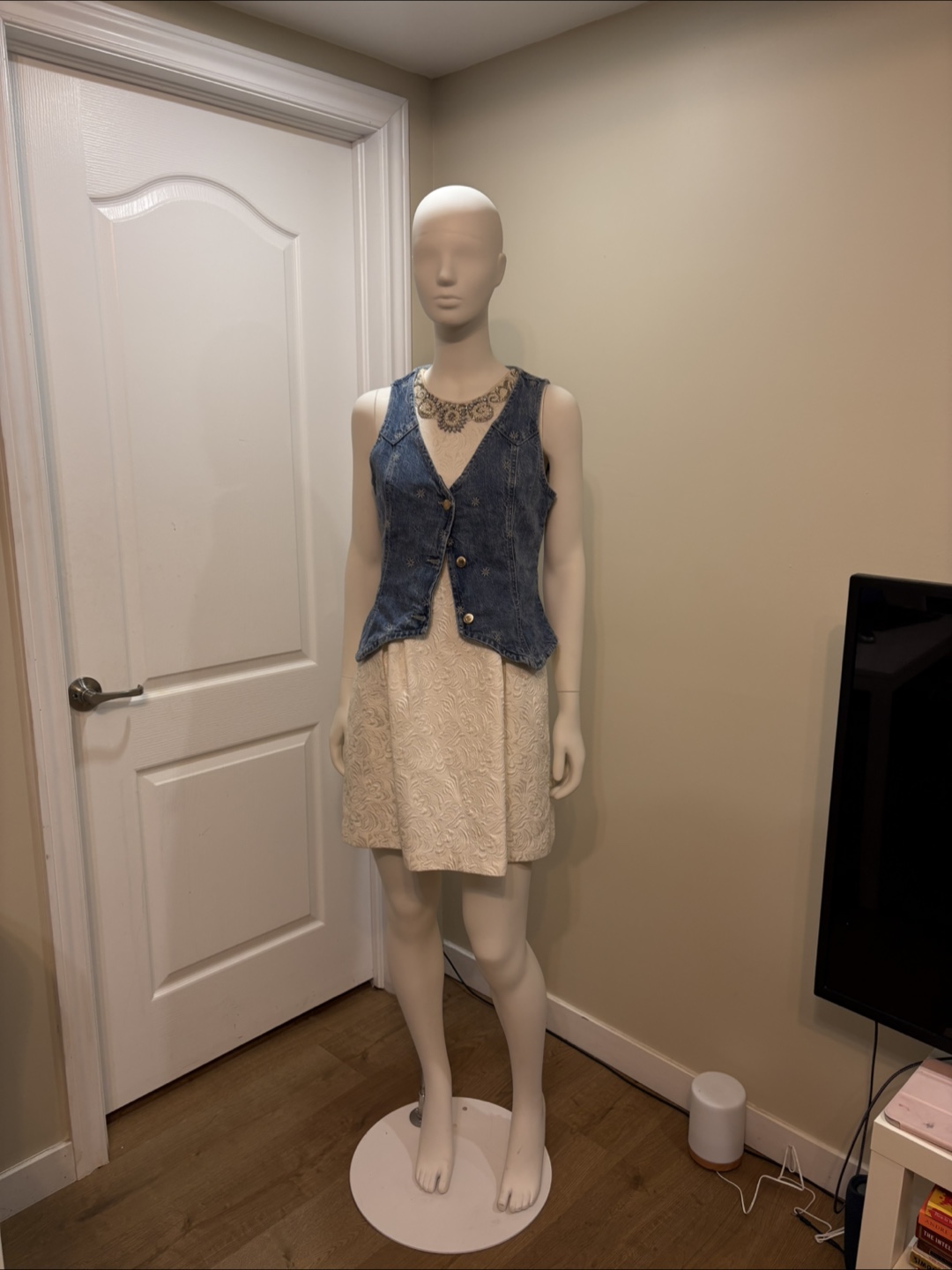 Female Mannequin - photo 2