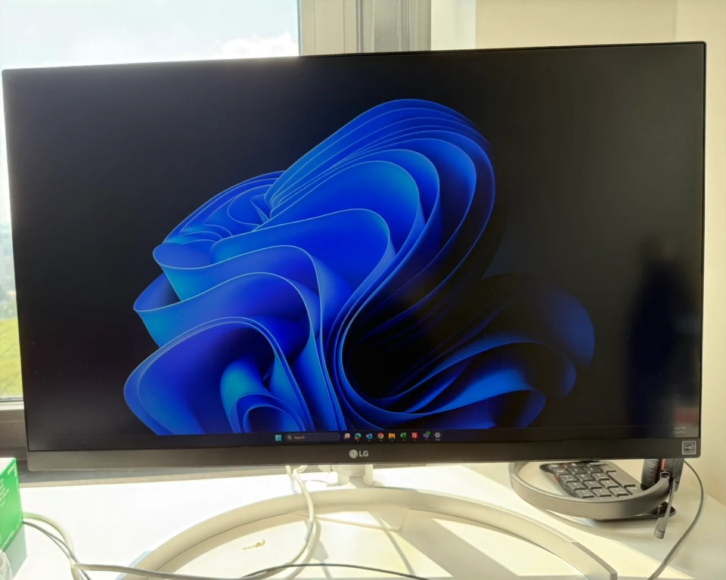 LG 27BL85U-W 27" Monitor thumbnail