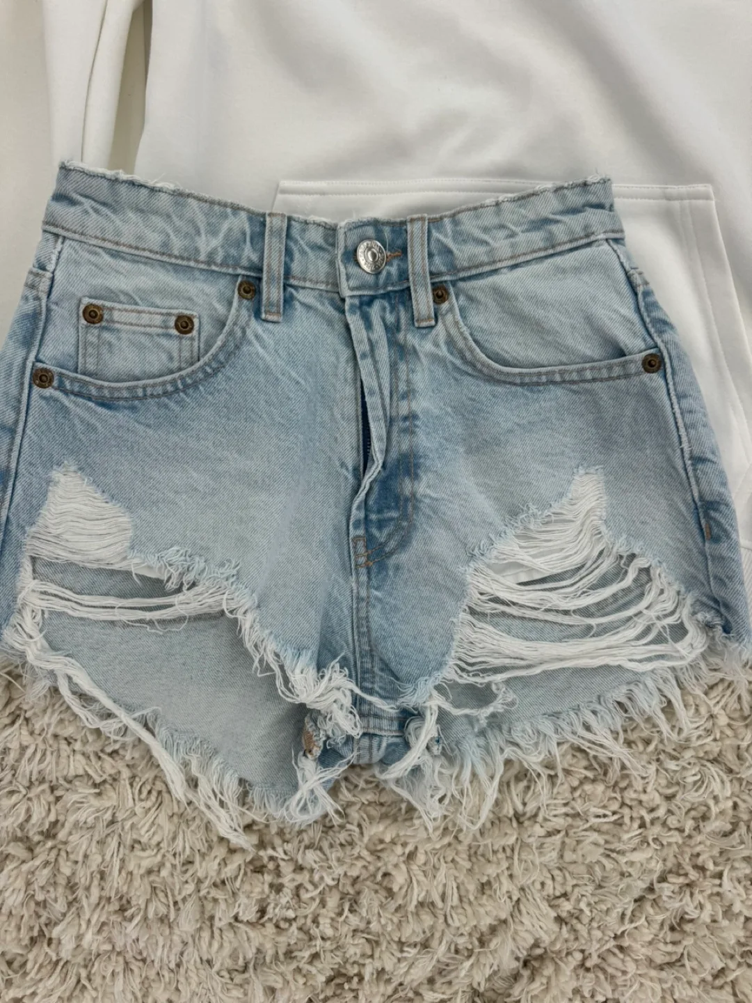 White Hoodie image indicator(2)