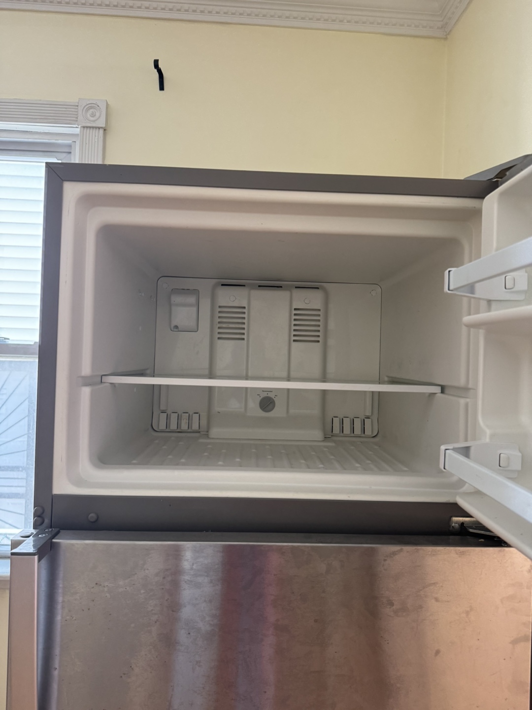 Whirlpool Top Freezer Refrigerator - photo 2