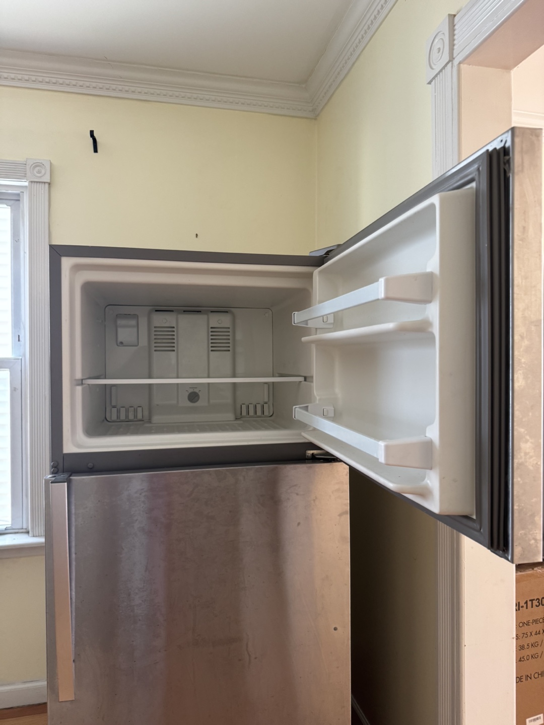 Whirlpool Top Freezer Refrigerator - photo 4