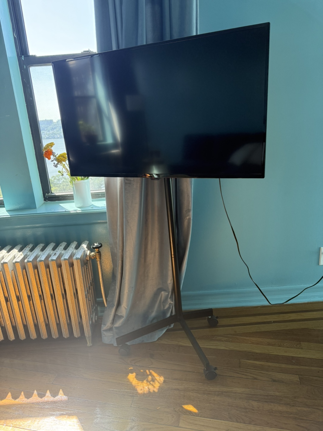 Smart TV with Stand - photo 2