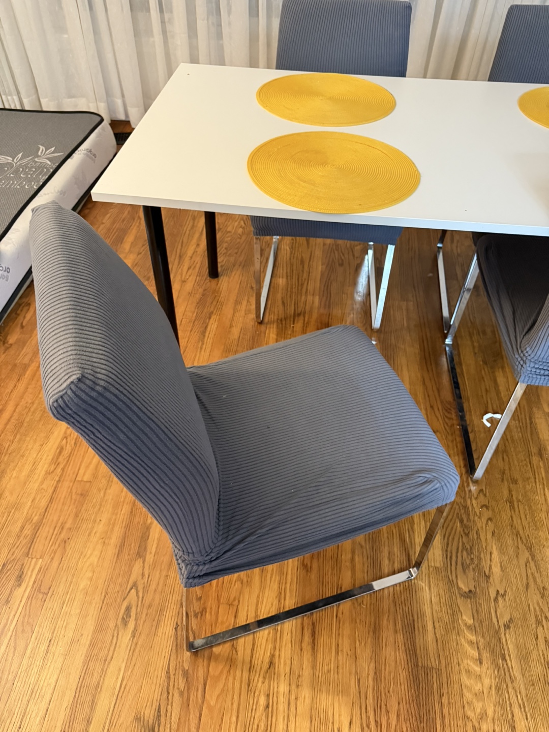 White Dining Table with 4 Grey Chairs - photo 2