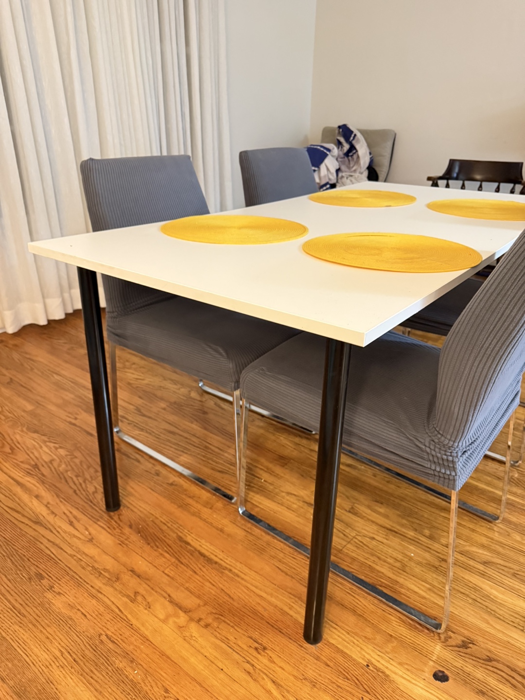 White Dining Table with 4 Grey Chairs - photo 3