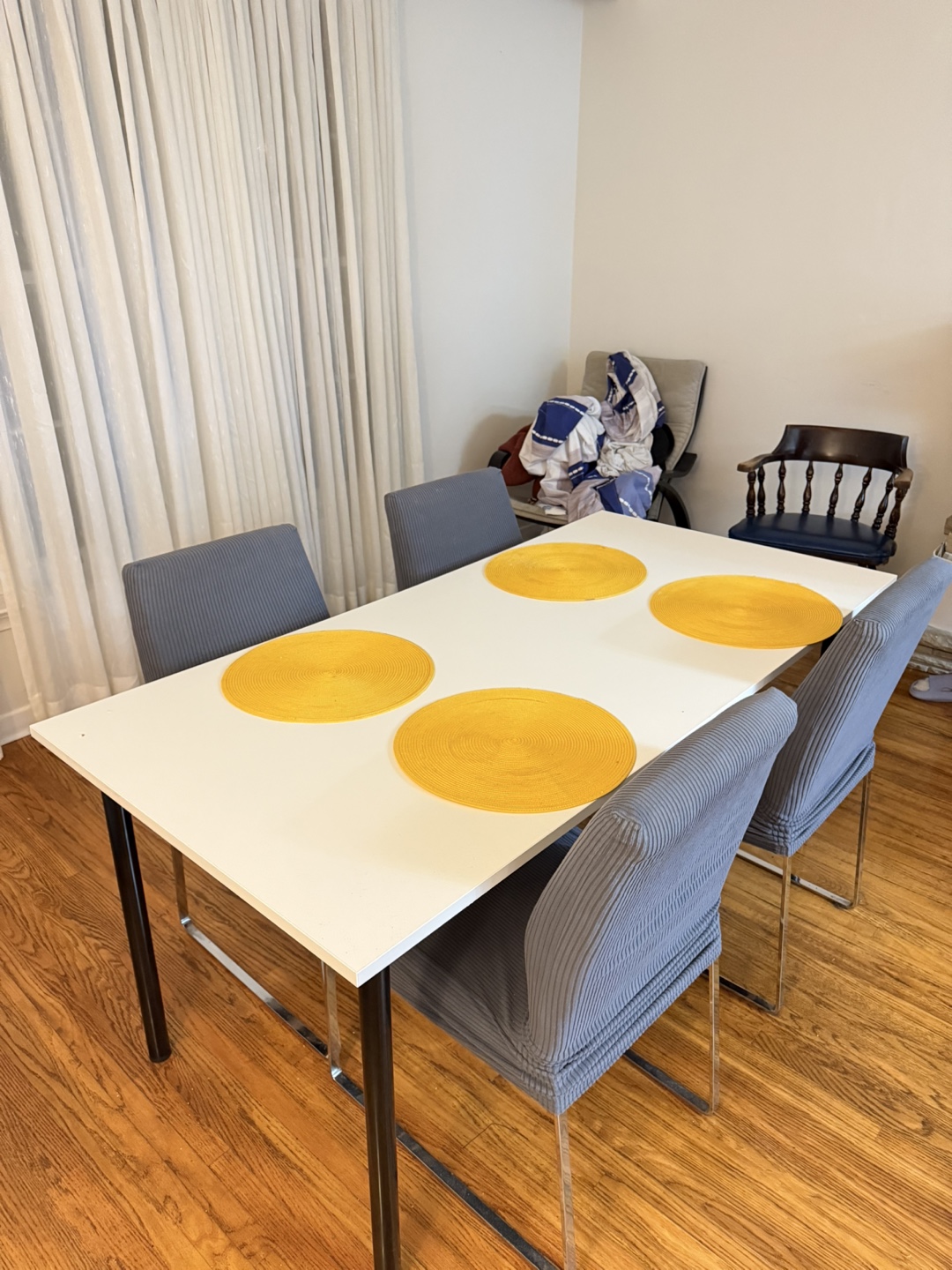 White Dining Table with 4 Grey Chairs - photo 4