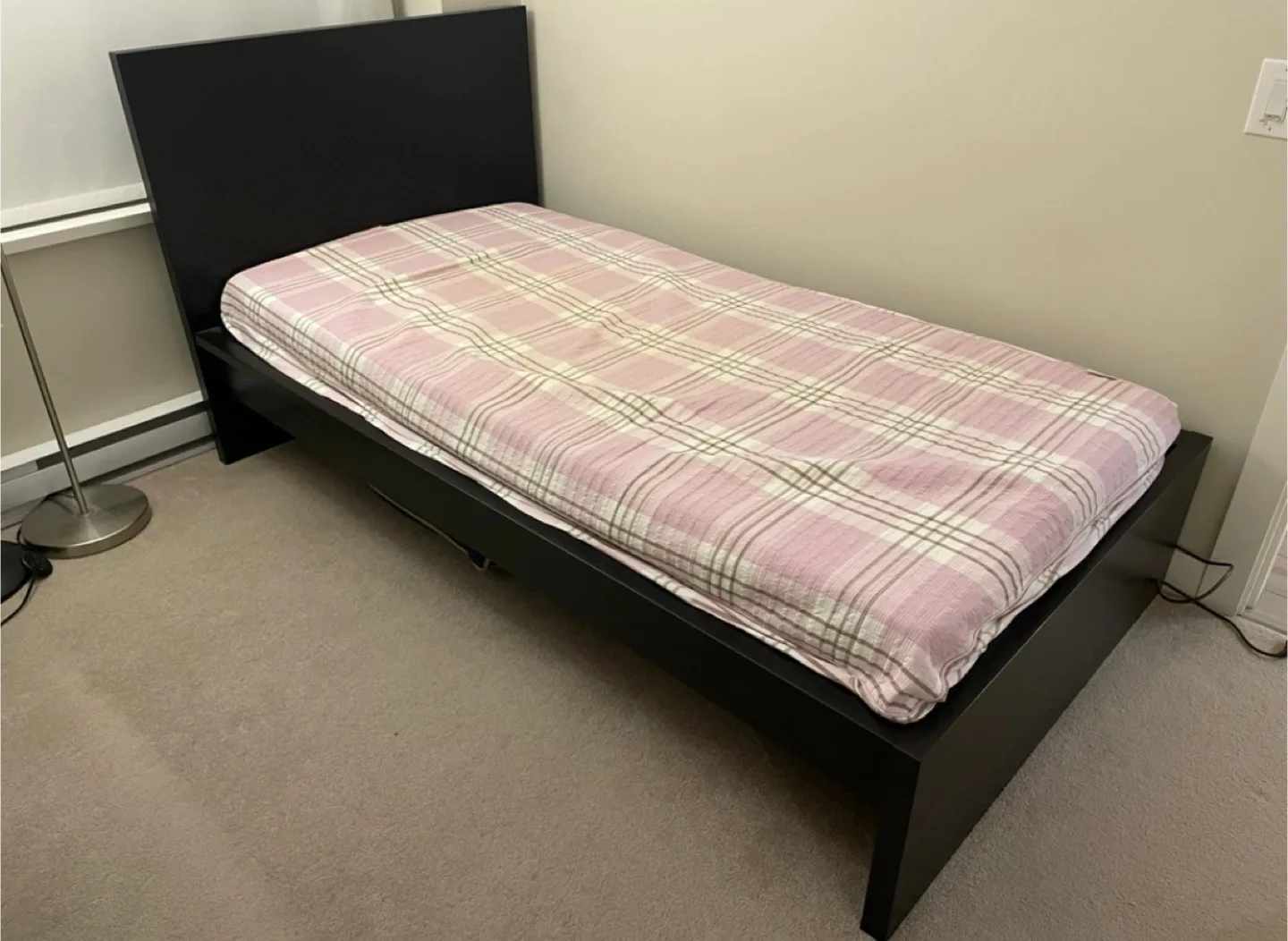 Ikea Twin bed frame * almost new thumbnail