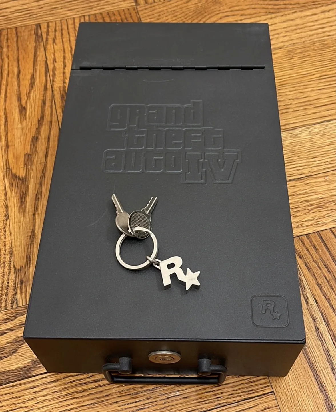 Grand Theft Auto IV Limited Edition Security Box w/ Art Book thumbnail