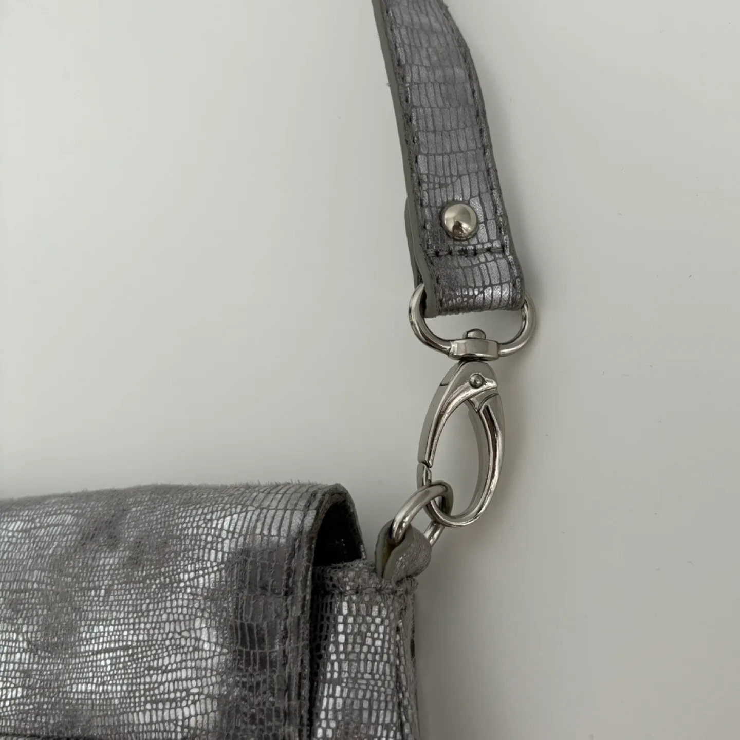 Metallic Silver Shoulder Bag image indicator(7)