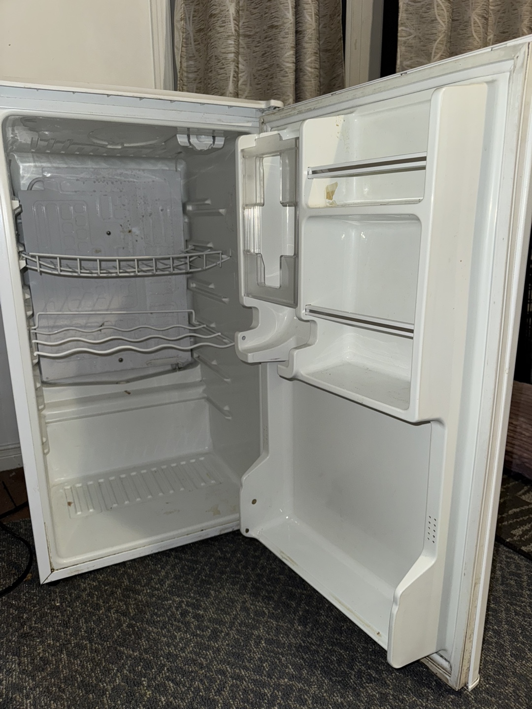 Sanyo Compact Mini Fridge - White - photo 5