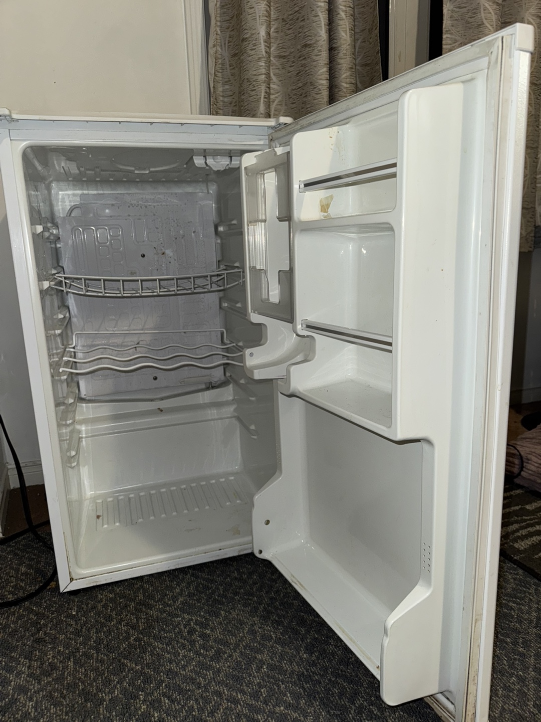 Sanyo Compact Mini Fridge - White - photo 3