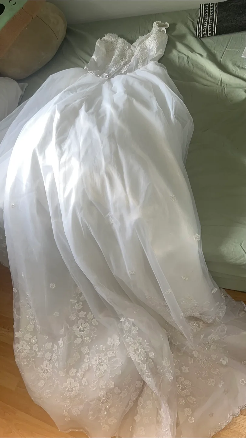 Vintage White Wedding Dress thumbnail