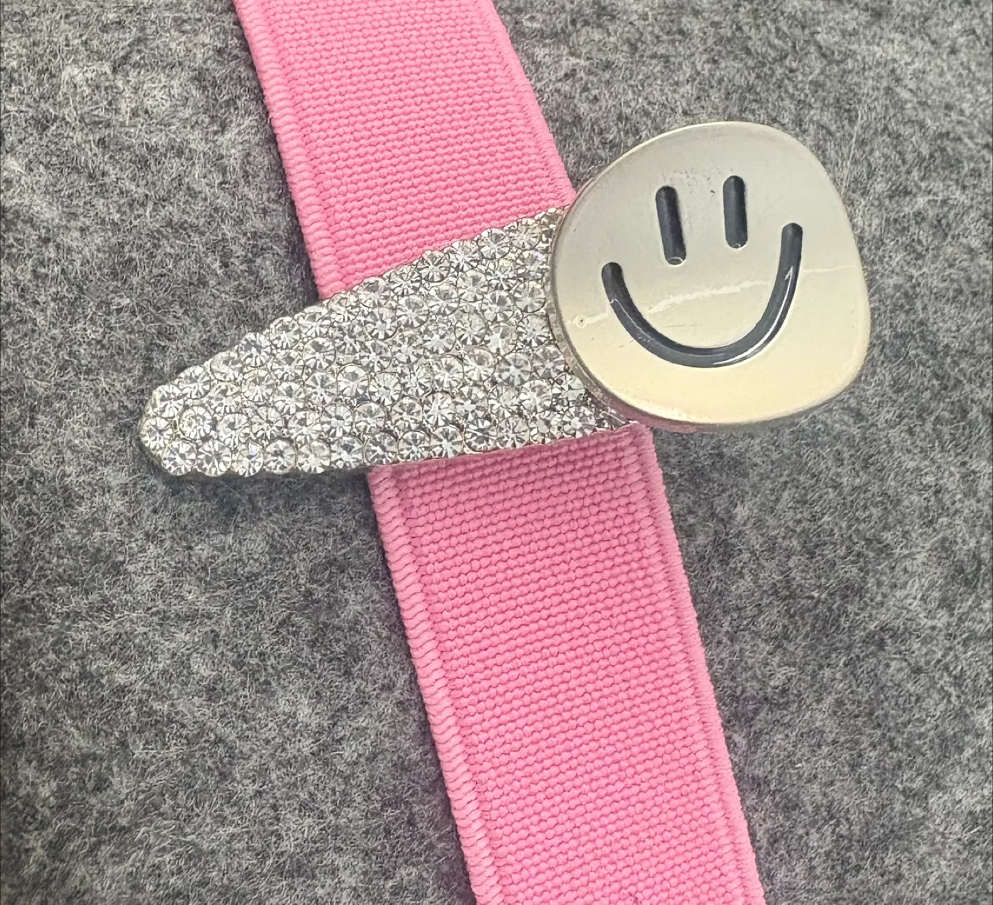 Qianbaimei Smiley Face Hair Clip thumbnail