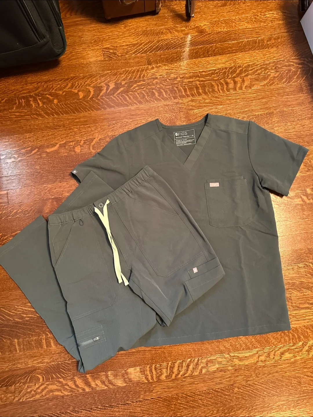 FIGS Technical Collection Scrub Set - Men’s XS - Moss thumbnail