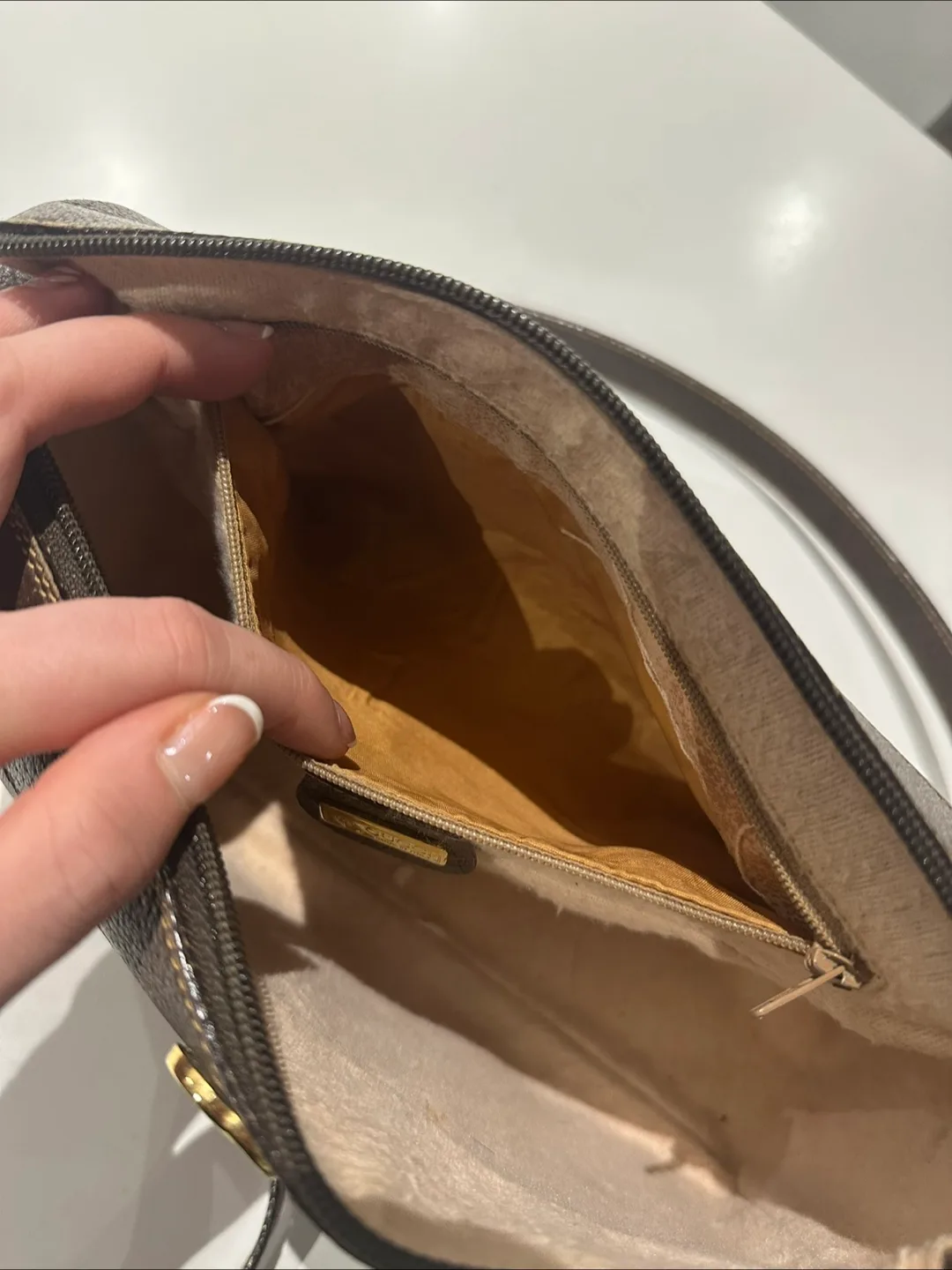 Authentic Gucci Crossbody Bag image indicator(5)