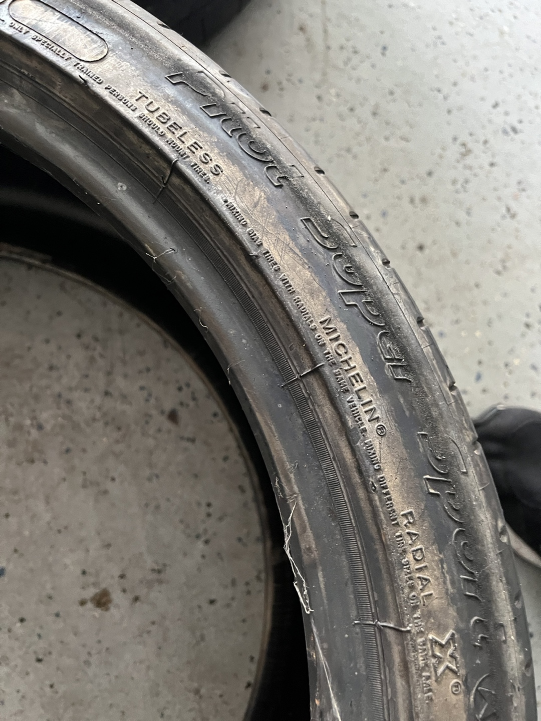 Michelin Pilot Super Sport Tires 285/35ZR21 - photo 3