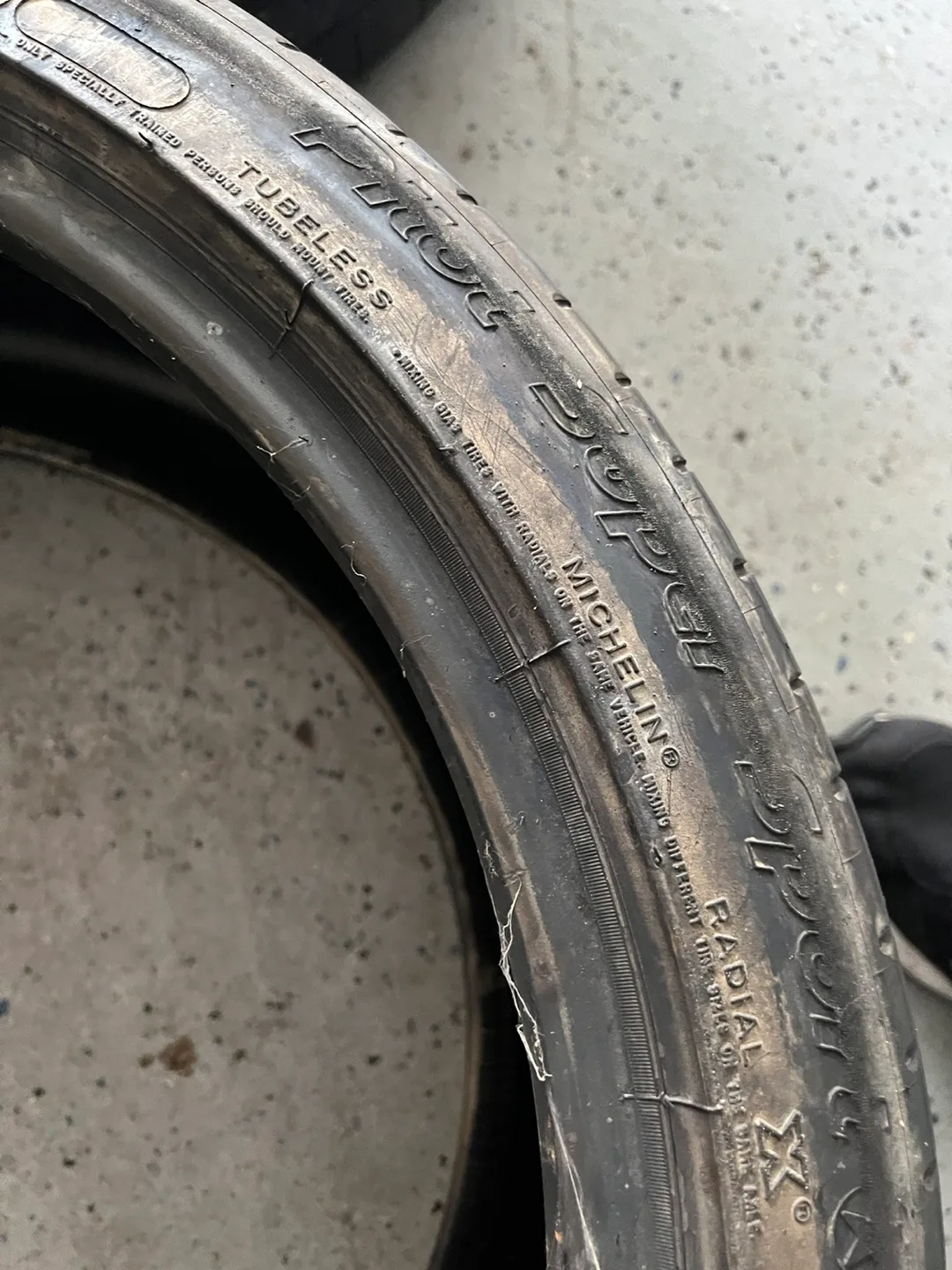 Michelin Pilot Super Sport Tires 285/35ZR21 image indicator(3)