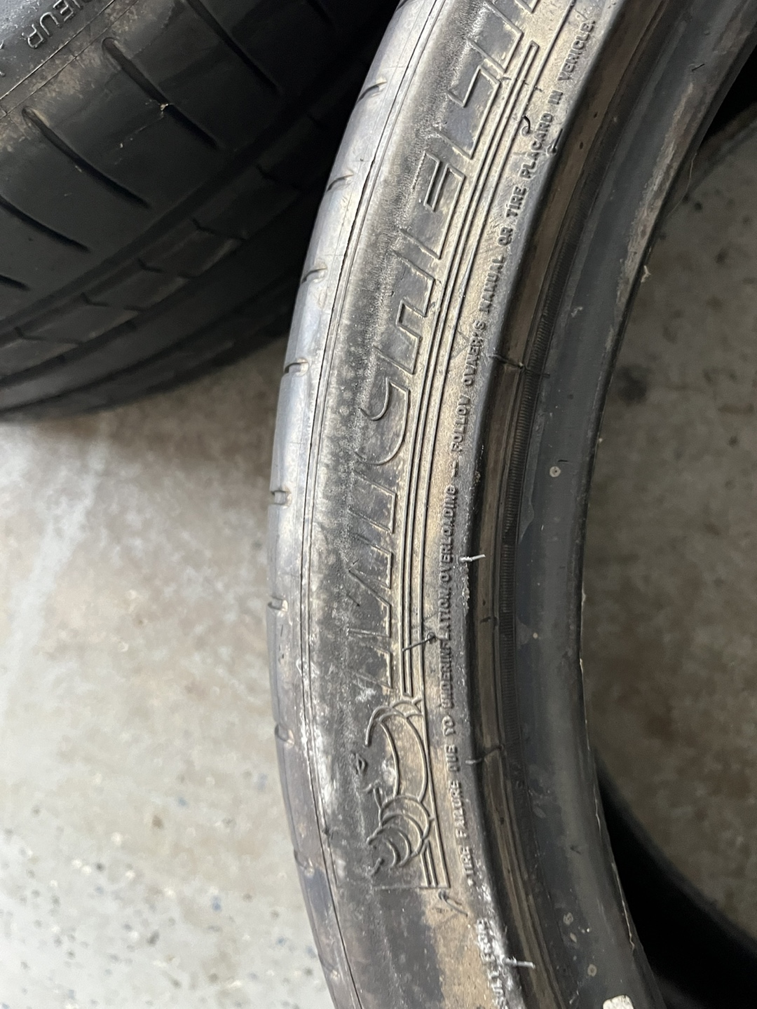 Michelin Pilot Super Sport Tires 285/35ZR21 - photo 2