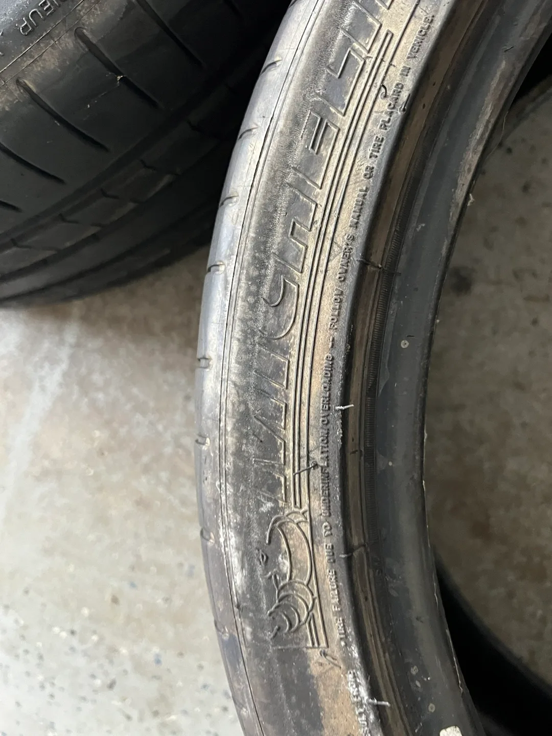 Michelin Pilot Super Sport Tires 285/35ZR21 image indicator(2)