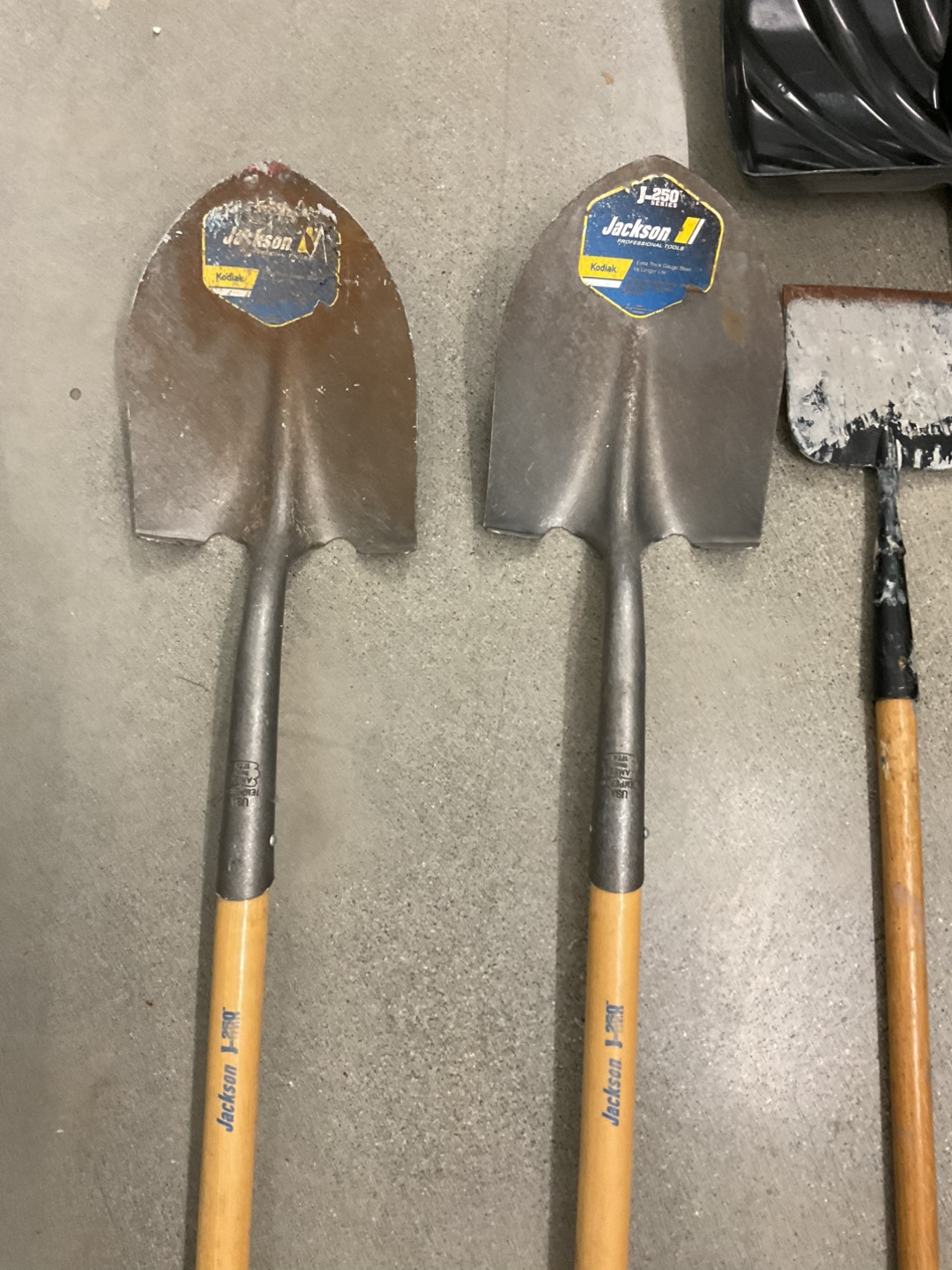 5 PIECE LOT OF SHOVELS - photo 2