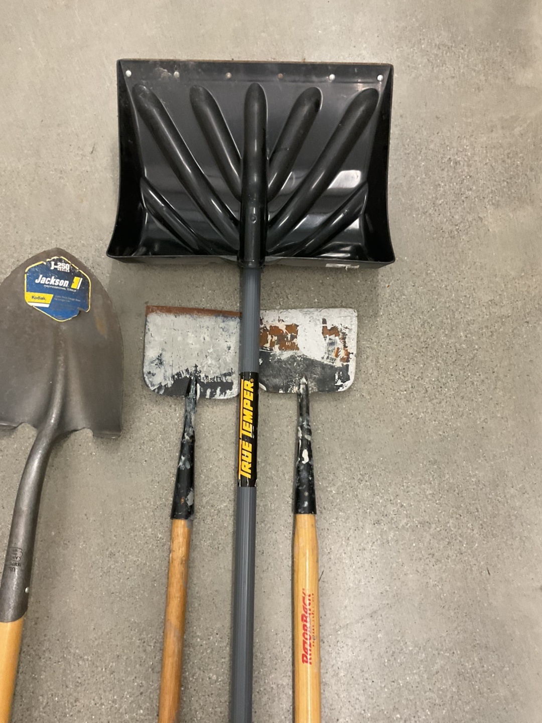 5 PIECE LOT OF SHOVELS - photo 3