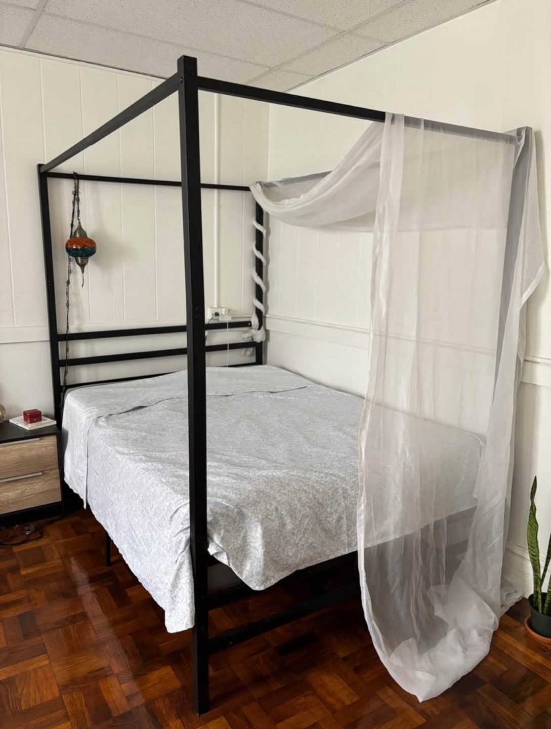 Full size Canopy bed - photo 2