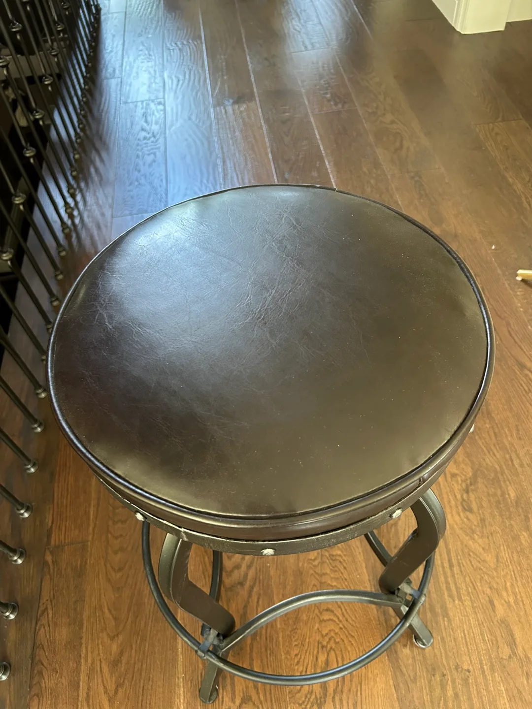 Adjustable Height Swivel Bar Stool image indicator(4)