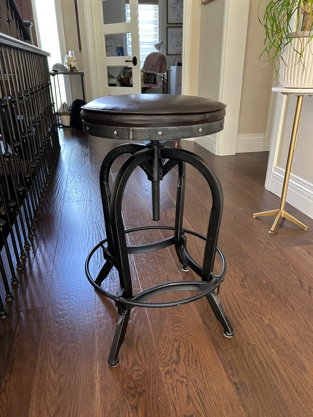 Adjustable Height Swivel Bar Stool image indicator(3)