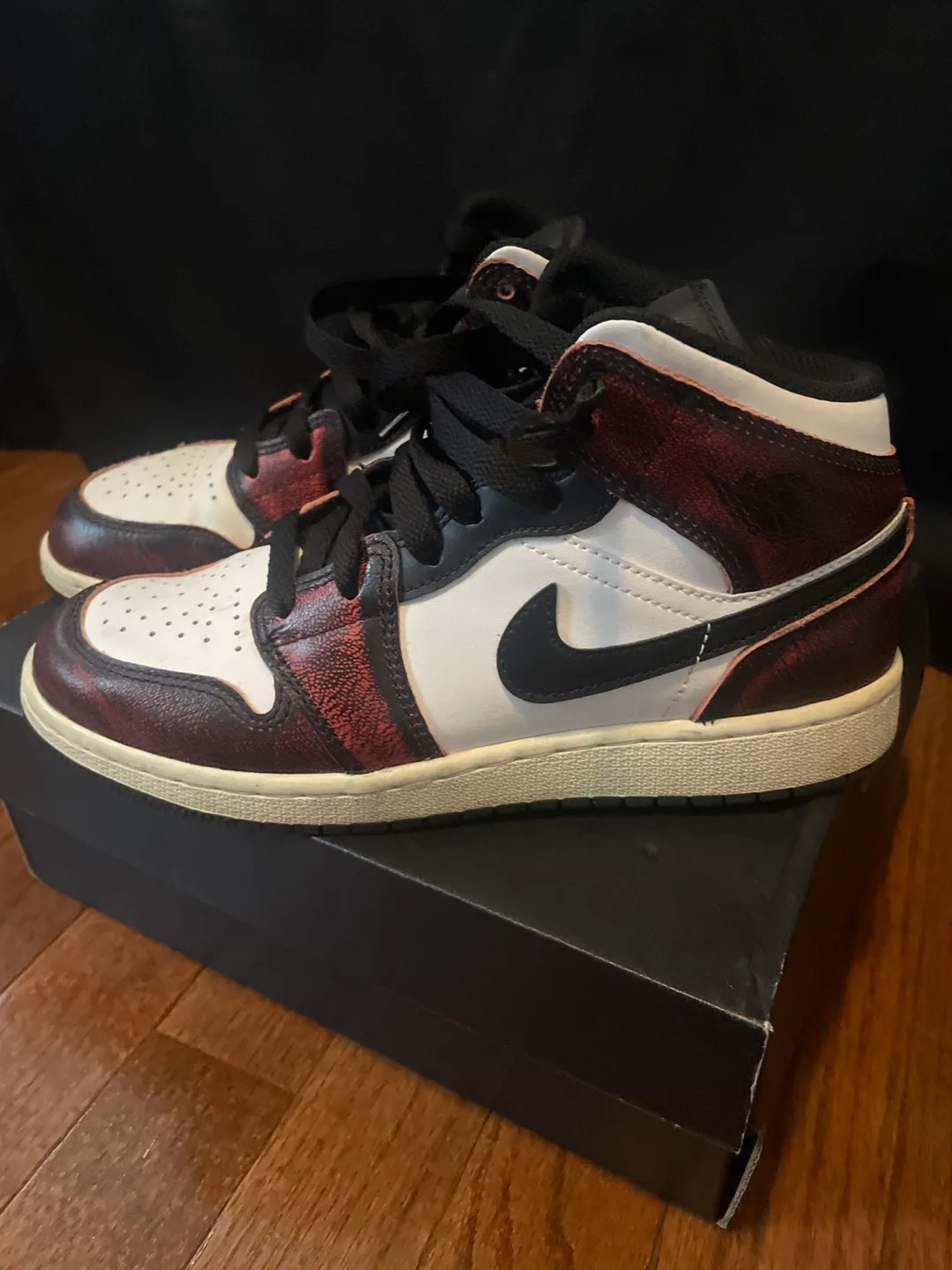 🥕 Air Jordan 1 Mid SE (GS) Size 4.5Y thumbnail