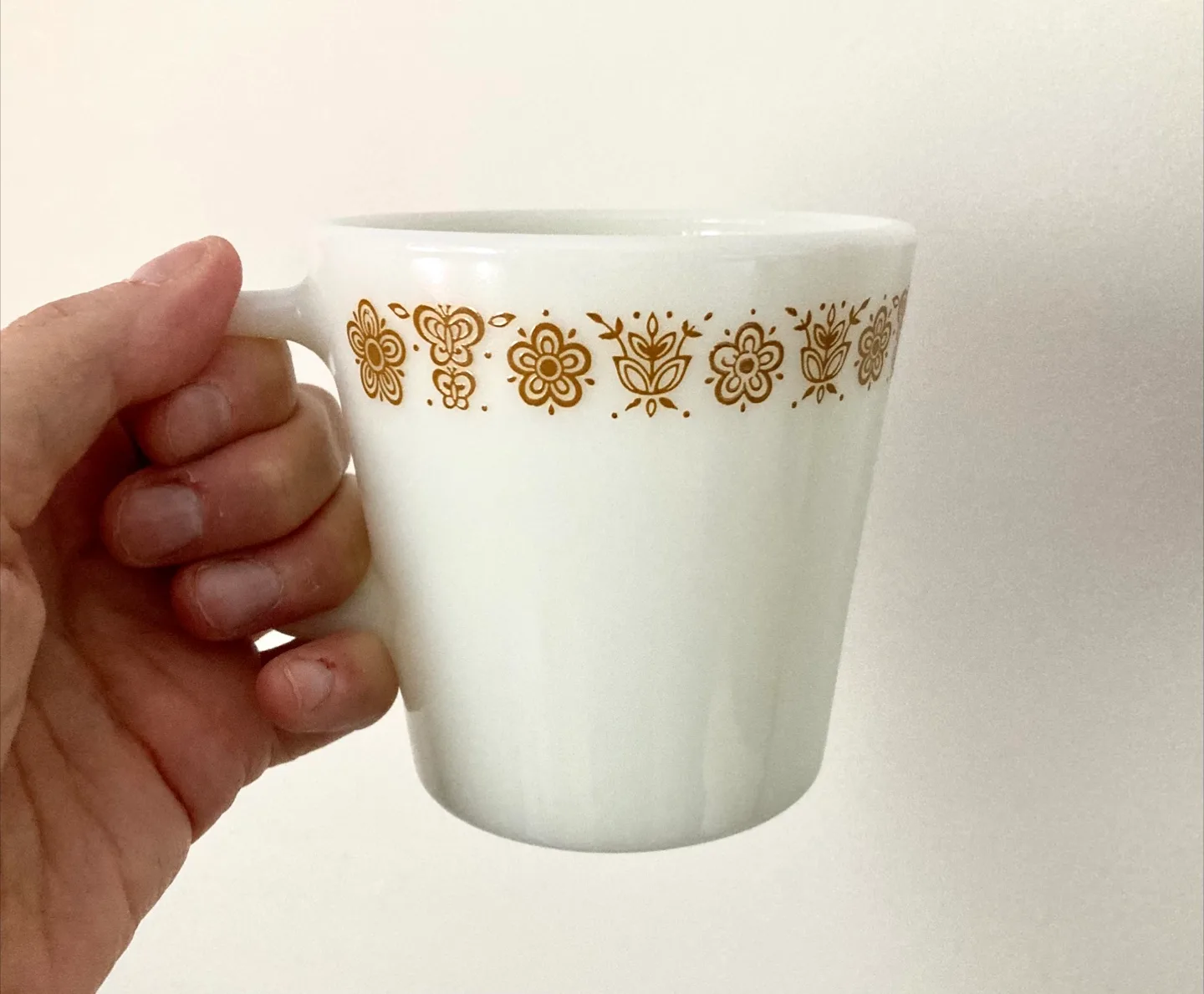 Set of 4 Vintage Pyrex Butterfly Gold Milk Glass Mugs image indicator(3)