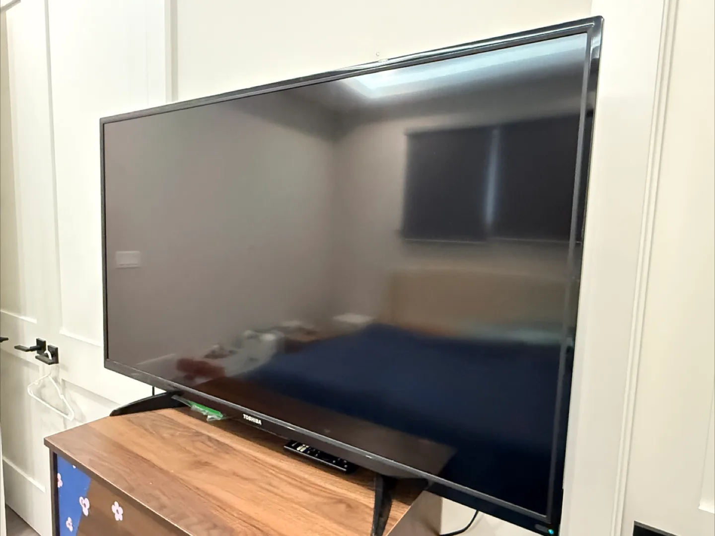 Combo Deal: 50 inch Toshiba Smart TV + Wall Bracket thumbnail
