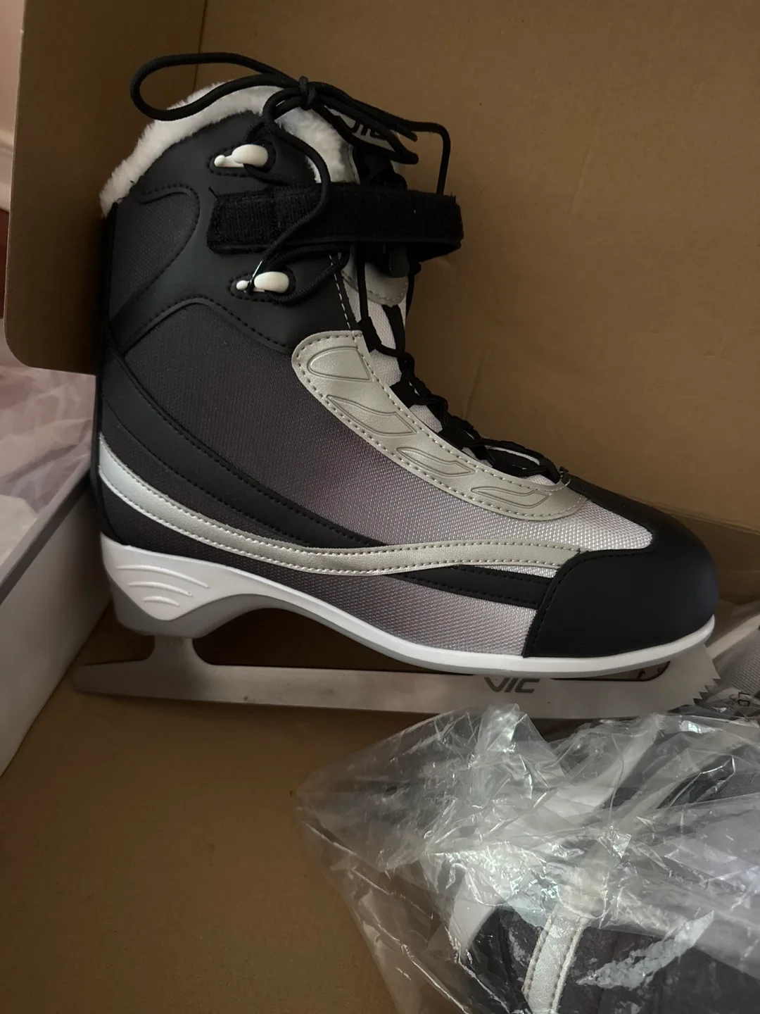 VIC Women's Figure Skates - Size 9 image indicator(2)