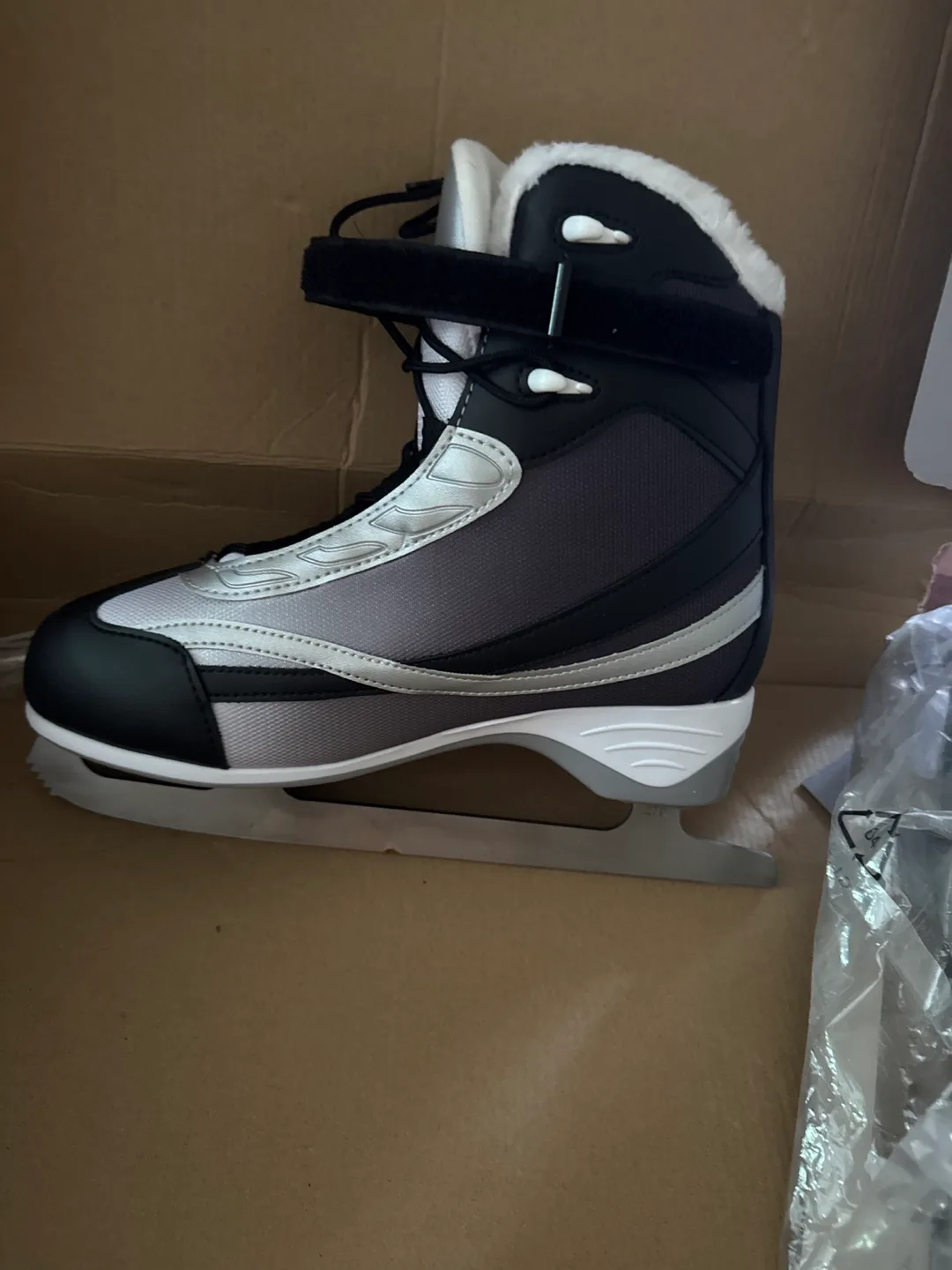 VIC Women's Figure Skates - Size 9 image indicator(4)