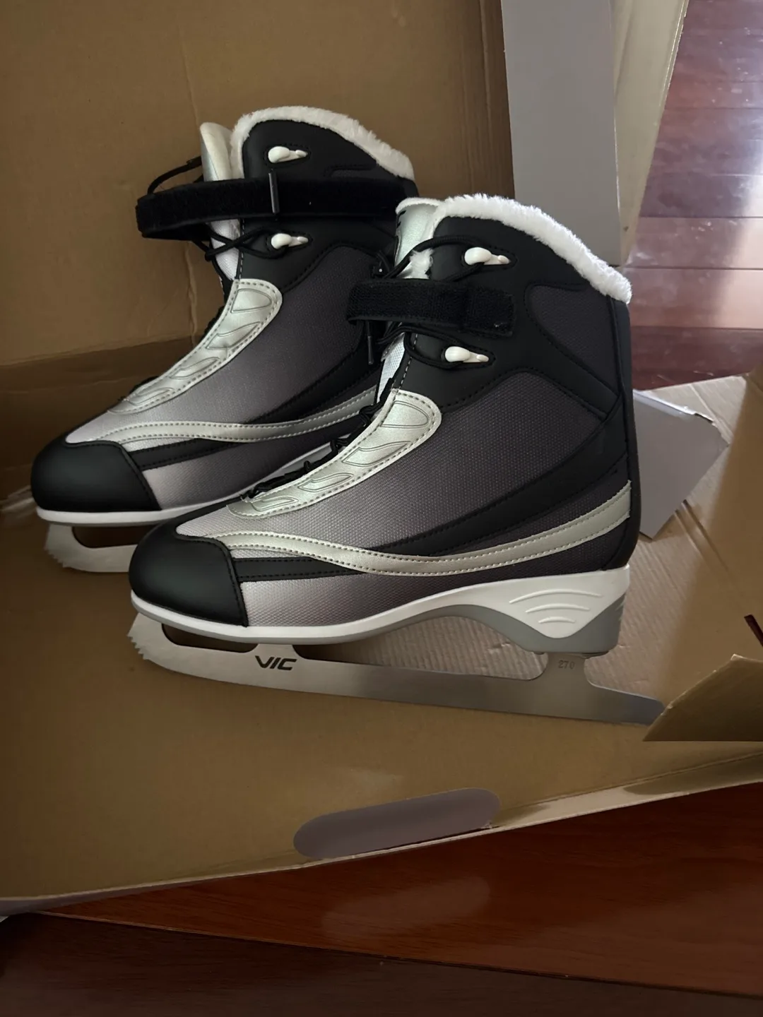 VIC Women's Figure Skates - Size 9 image indicator(5)