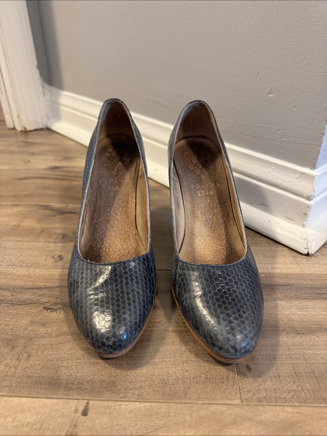Gray Blue Snake Print Heels - Size 7 🇨🇦 thumbnail