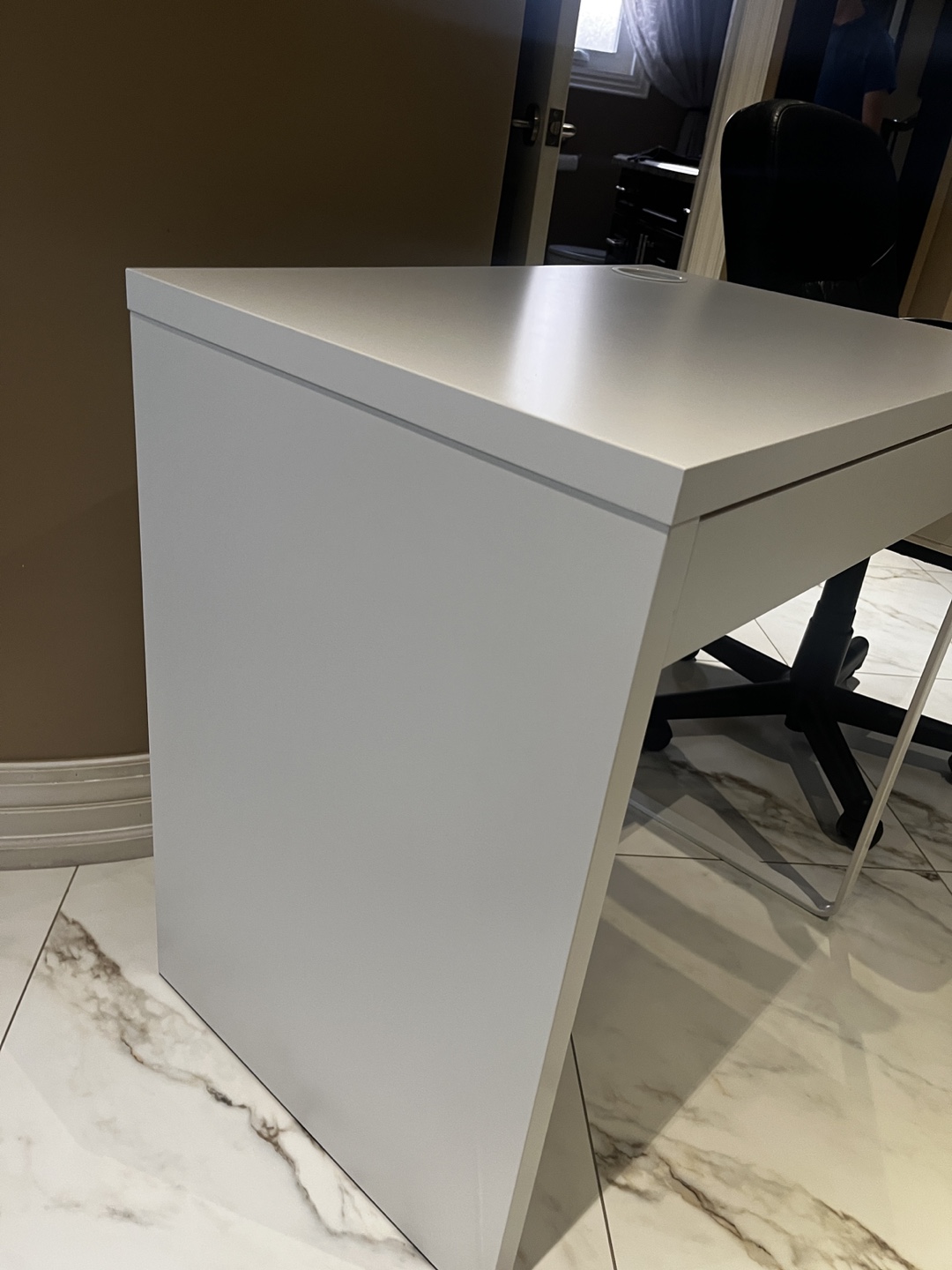 White Desk with leather swivel chair - photo 4