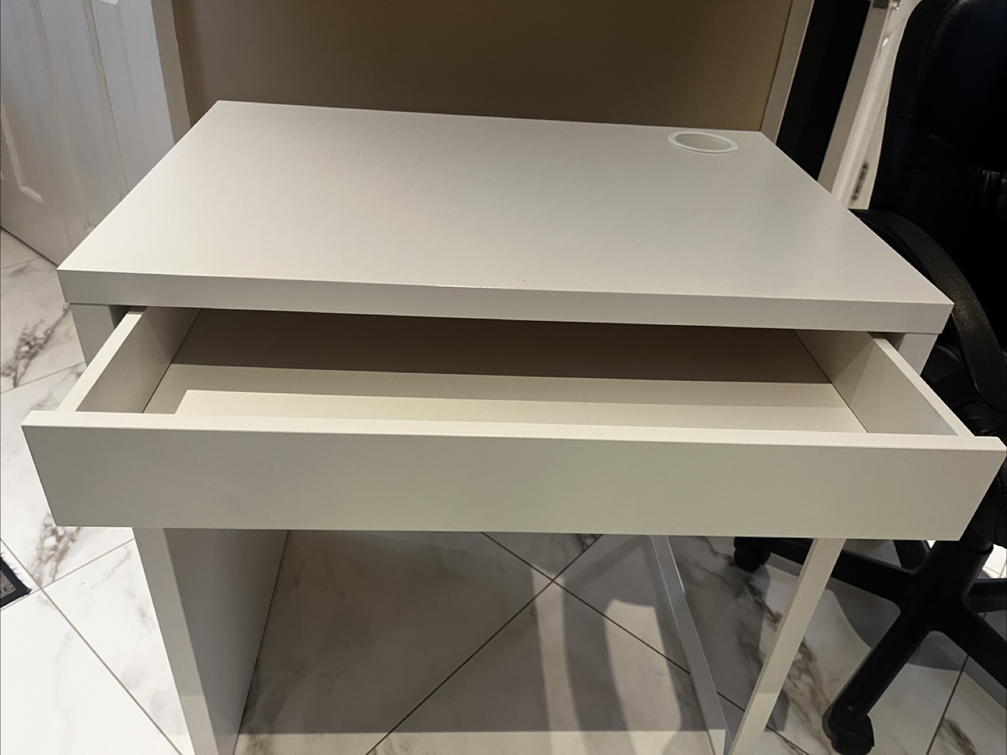 White Desk with leather swivel chair - photo 5