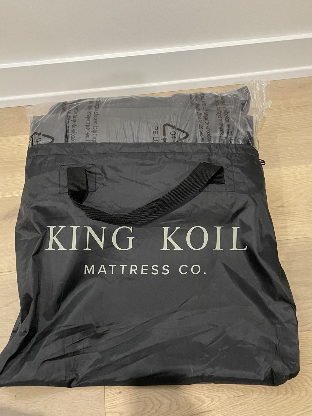 King Koil Pillow Top Plush Queen Air Mattress w Built-in Pump - photo 5