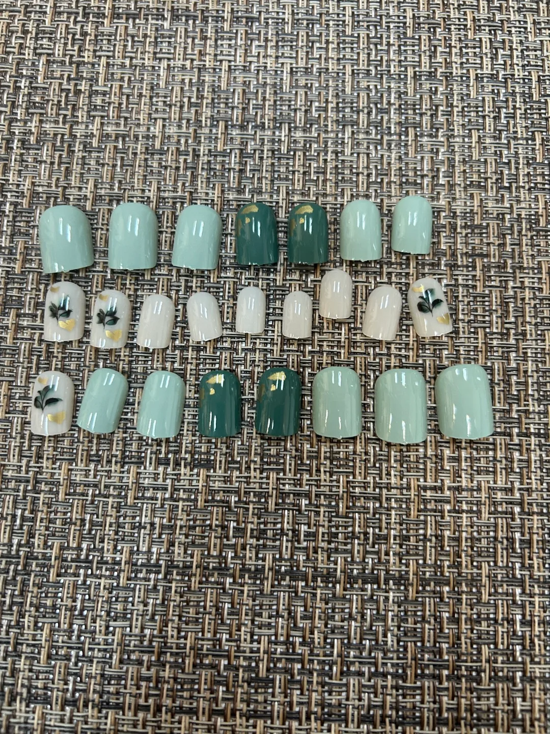 Press On Nails - Green Tones 24 Pcs (S & M) thumbnail