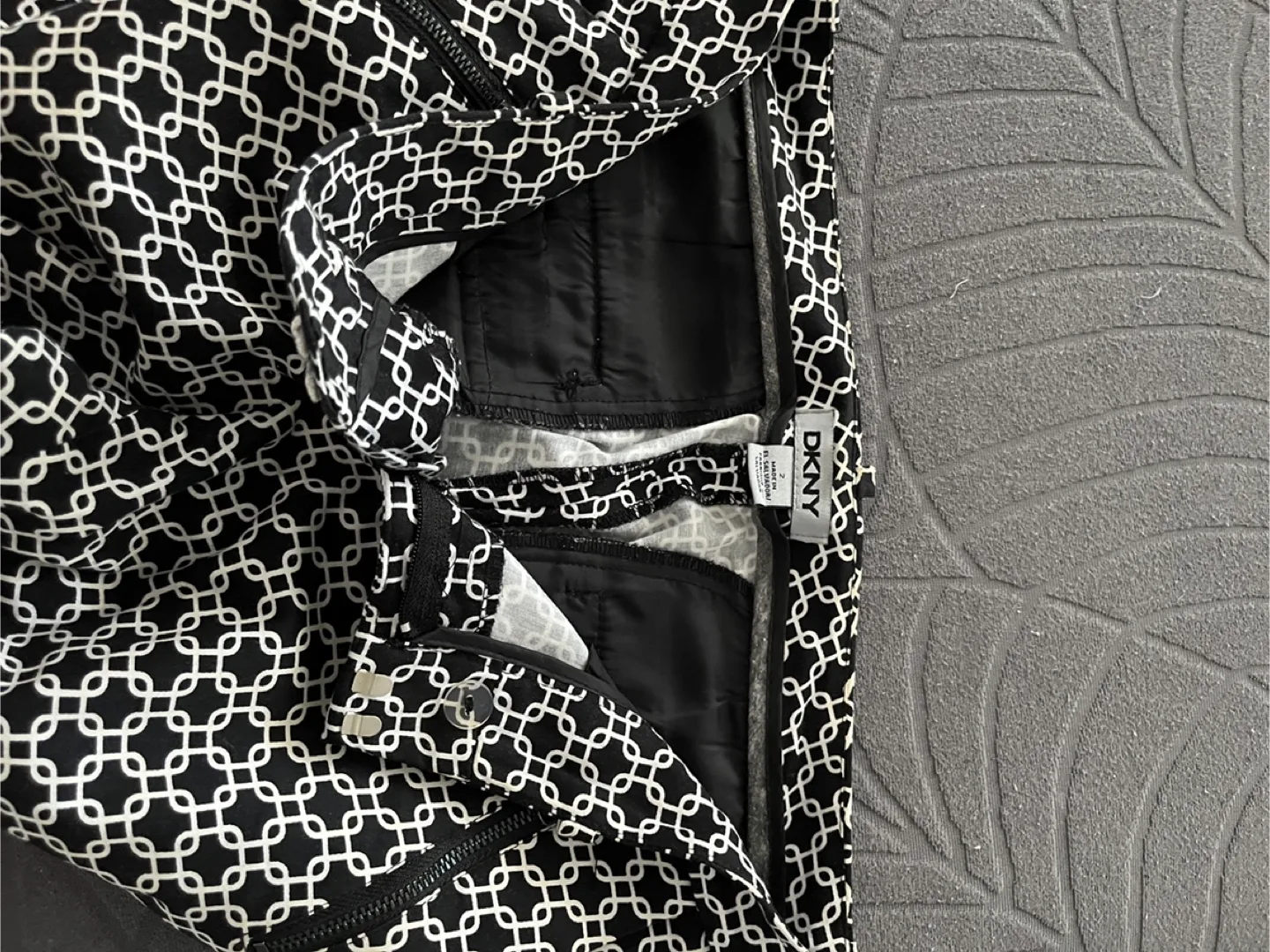 DKNY Black & White Patterned size 2 Pants image indicator(2)
