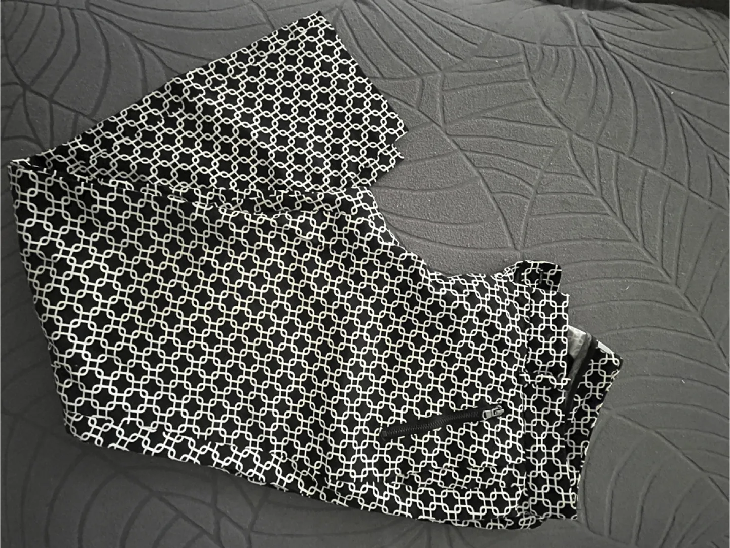 DKNY Black & White Patterned size 2 Pants thumbnail