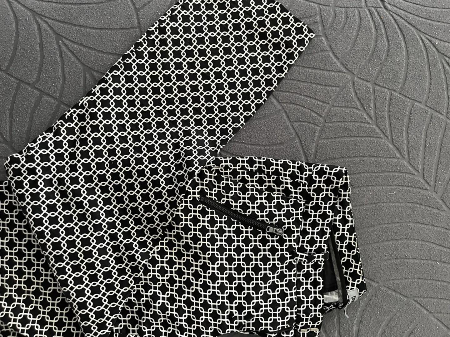 DKNY Black & White Patterned size 2 Pants image indicator(3)